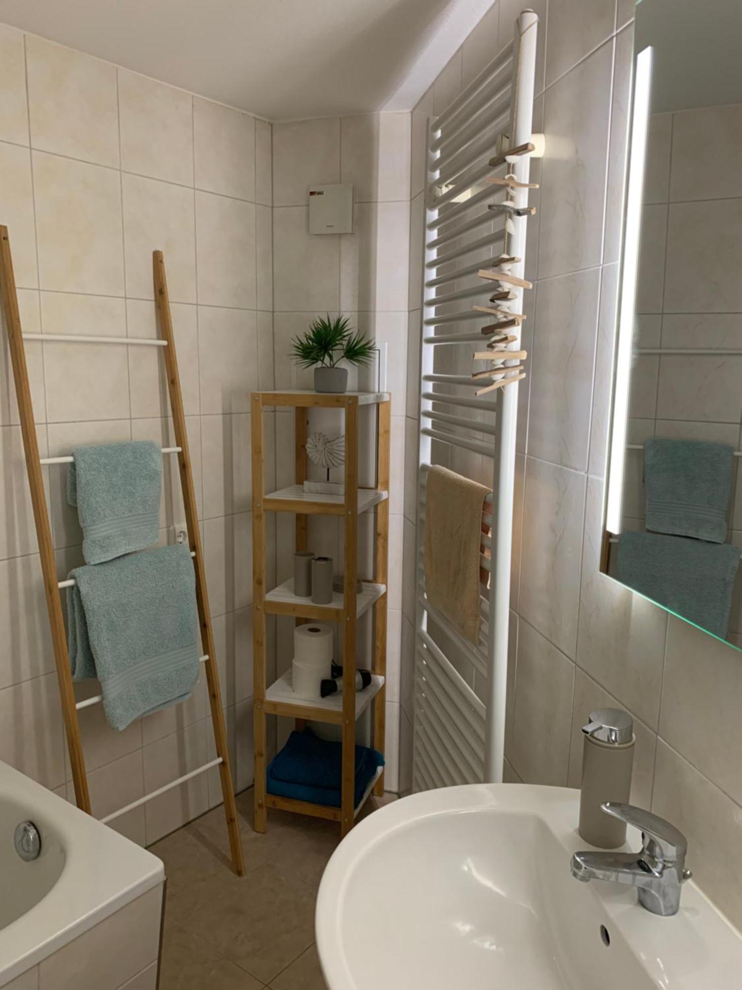 City-Apartment Mit Parkplatz & Fahrradraum! Nur 300M Zum Stadthafen Schwerin  Exterior photo